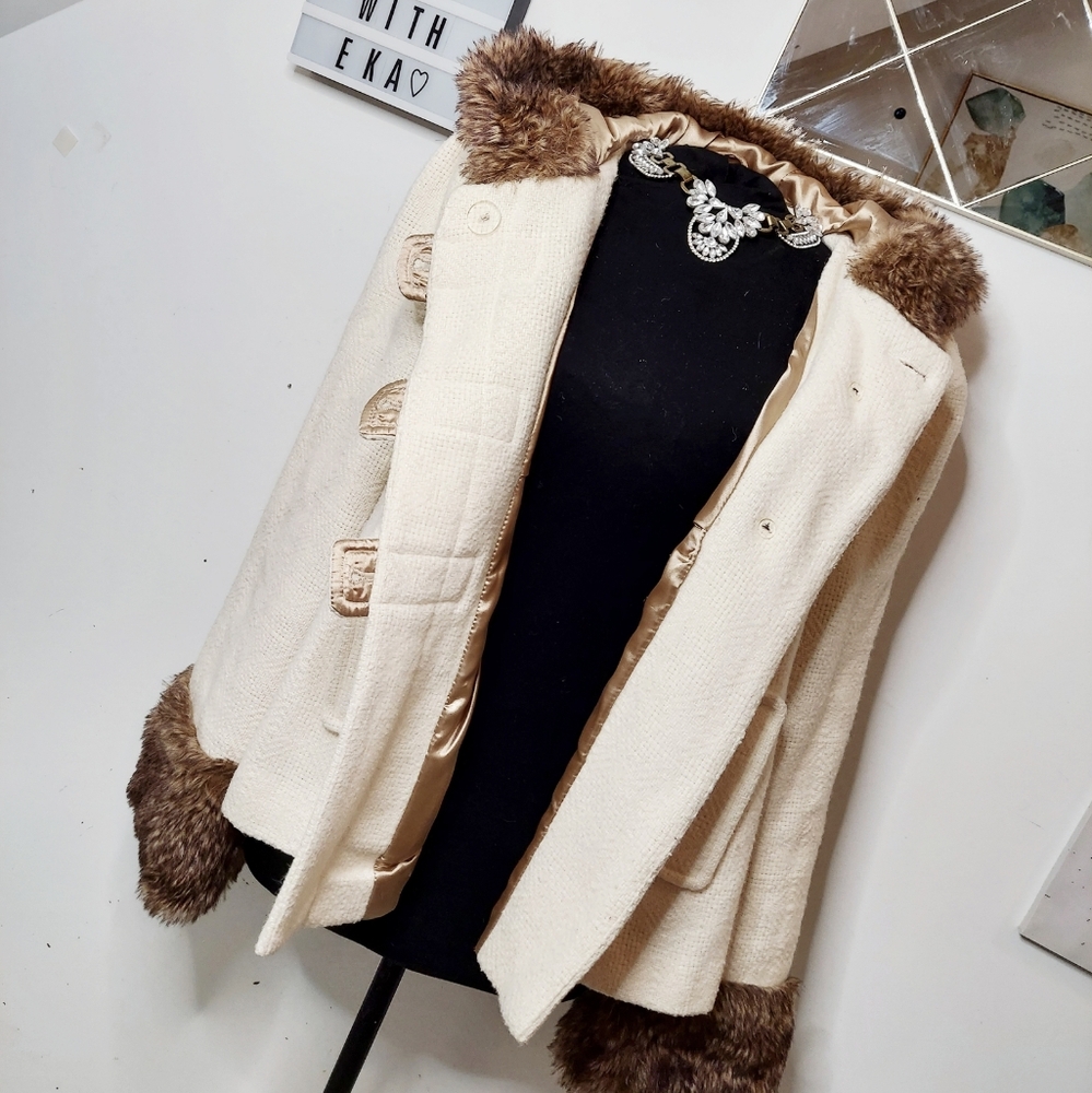 Cream coat fur collar trim